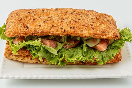 Хрустящая слойка с лососем, огурцом и салатом