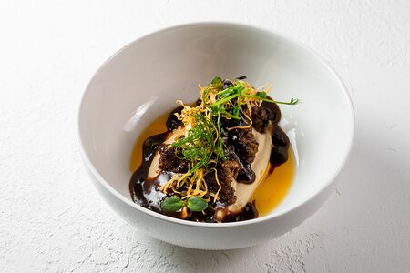 Печень телячья с карамелизированным луком и пюре из корня сельдерея