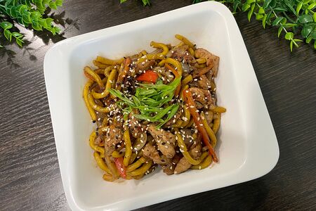 Wok с цыпленком в перечном соусе