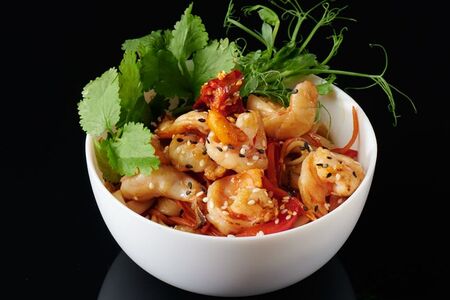 Лапша удон с тигровыми креветками