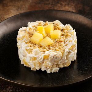 Салат с курицей и ананасами