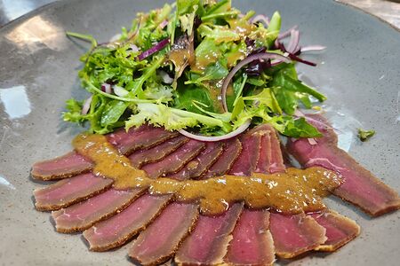 Салат с вяленой телятиной