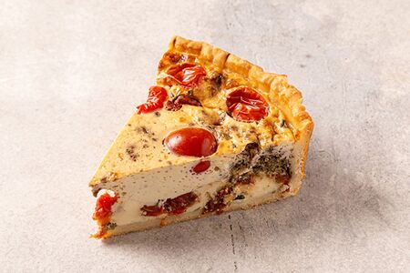 Киш с томатами и моцареллой