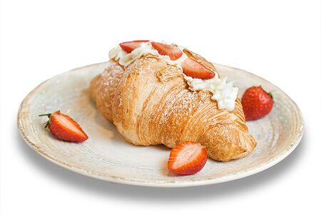 Круассан с чиз-кремом и фруктами