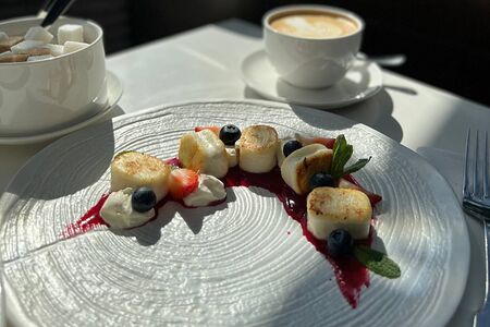 Сырники, ягоды, малиновый соус