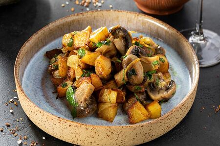 Жареные грибы с картофелем и луком