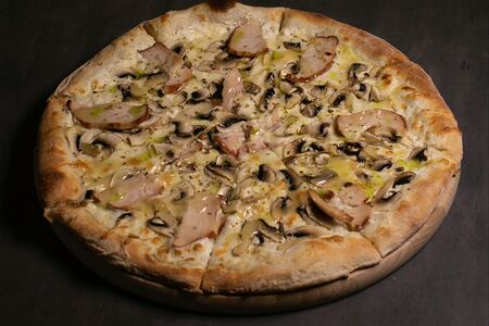 Пицца с копченой курицей и грибами