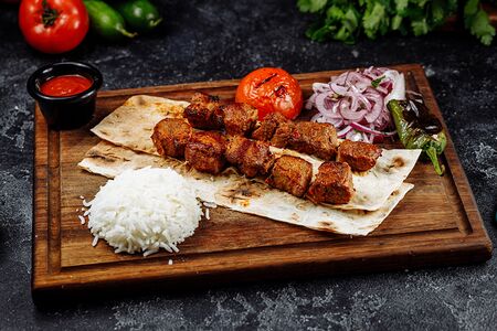 Ягненок на шпажках с гарниром