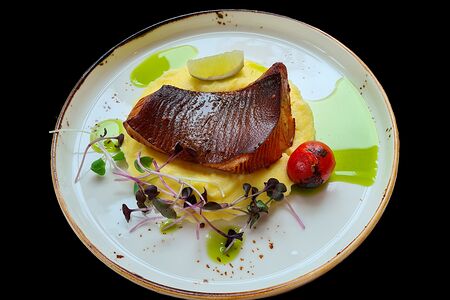 Палтус горячего копчения на чабреце с картофельным пюре