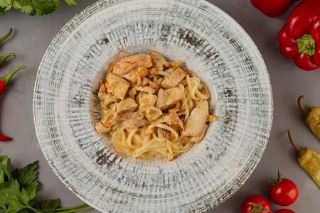 Лагман с копченым цыпленком и сливочным карри