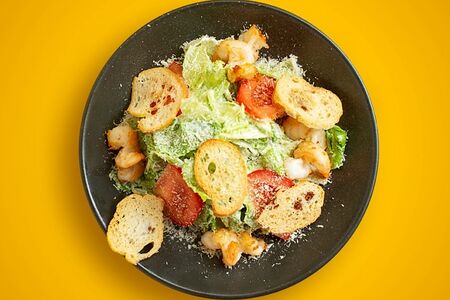 Салат Цезарь с креветками