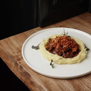 Печень по-венециански с пюре и хрустящим луком