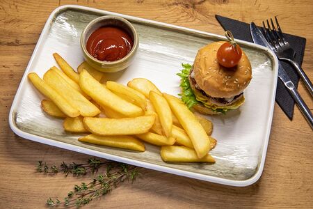 Детский бургер с картофелем фри