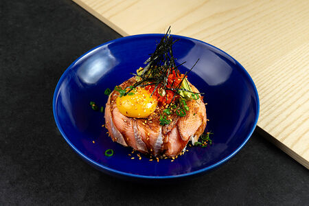 Донбури с опаленным лососем