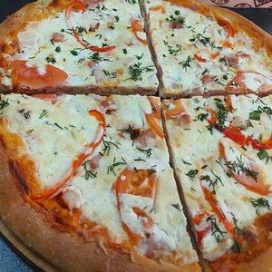 Пицца с колбасой