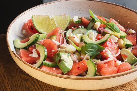 Салат с арбузом и авокадо