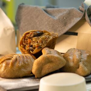 Пирожок цельнозерновой без сахара с капустой и грибами
