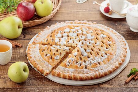 Пирог с яблоком и корицей
