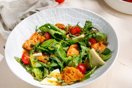 Теплый салат с лососем