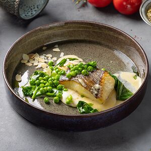 Палтус с пюре из сельдерея, миндалем и зелеными овощами