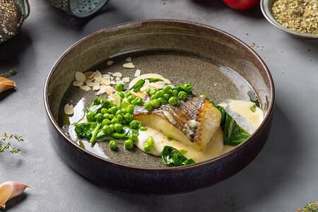 Палтус с пюре из сельдерея, миндалем и зелеными овощами