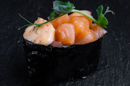 Гункан Спайси-лосось