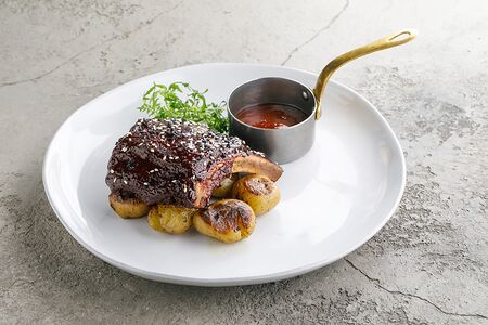 Свиные рёбра BBQ с жареным картофелем