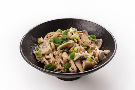 Вок с курицей, грибами и сливочным соусом