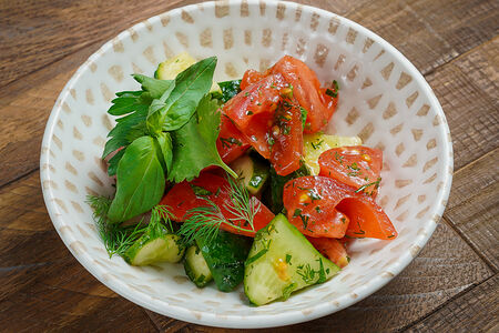 Салат из огурцов и помидоров