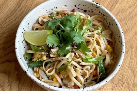 Лапша с курицей в азиатском стиле