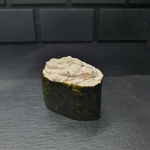 Гункан с крабом в соусе спайси