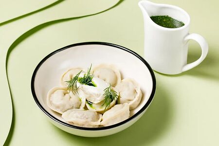 Пельмени с говядиной и сметаной