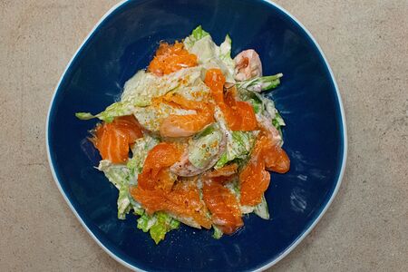 Свежий овощной салат со слабосолёным лососем