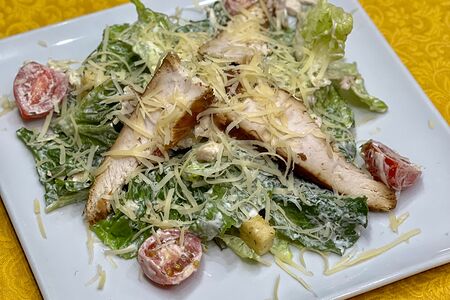 Салат Цезарь с курицей