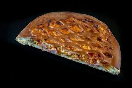 Половина пирога с ветчиной и сыром