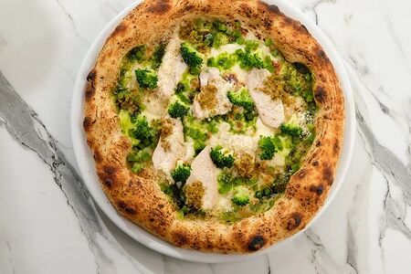 Пицца Бьянко с цыпленком и брокколи