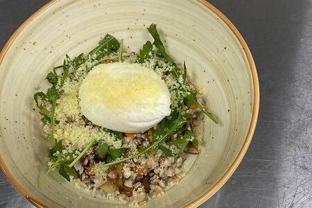 Гречка, томленная в сливках с яйцом пашот