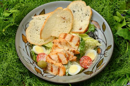 Салат Цезарь с курицей