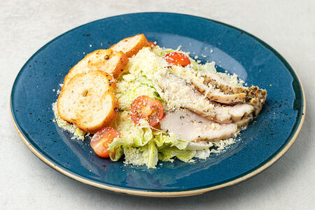 Салат Цезарь с курицей