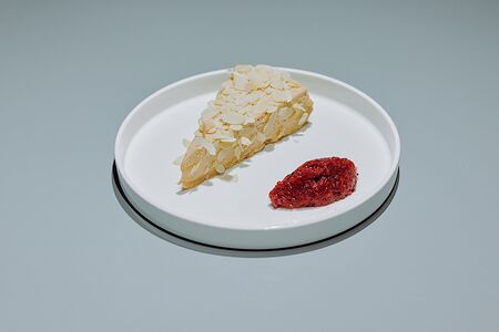 Ореховый чизкейк с арахисом и малиной