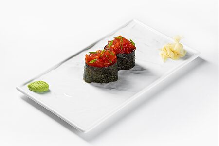 Острые суши с тунцом