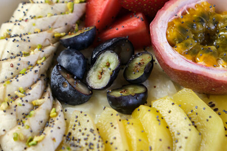 Рисовая каша со свежими фруктами и ягодами