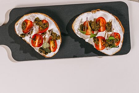 Брускетта с томатами черри и соусом песто