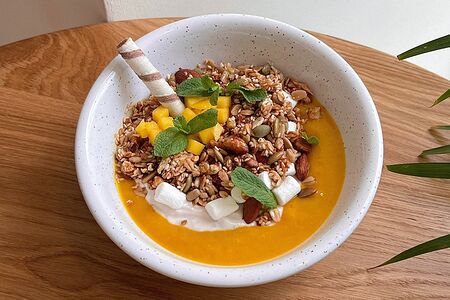 Смузи-боул с гранолой и манго