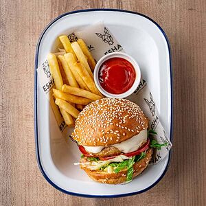 Бургер с куриной котлетой и фри