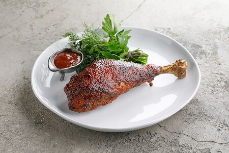 Запеченая голень индейки с перечным соусом BBQ