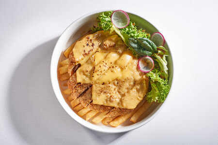 Свинина Тонкацу с картофелем фри и сыром чеддер