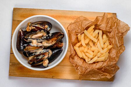 Мидии с картофелем фри