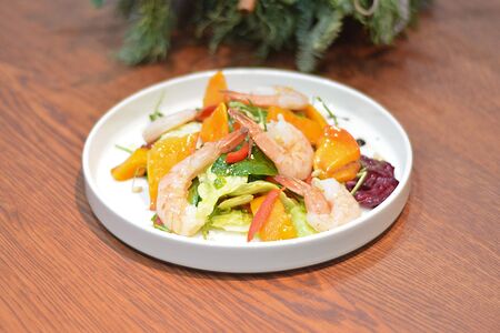 Салат с креветками и хурмой