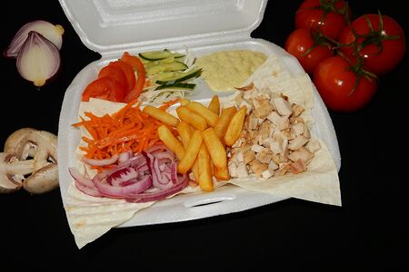 Шаурма в тарелке со свининой и чесночным соусом